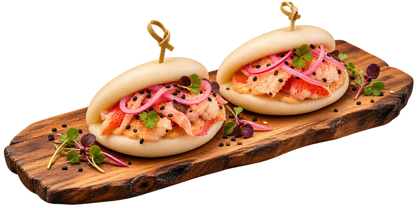 Dos bao rellenos de marisco sobre una tabla rústica
